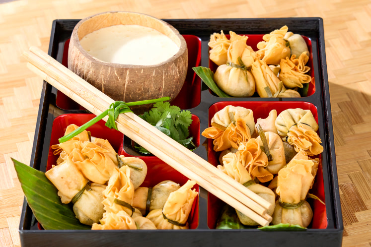 Green curry chicken bites met dipsaus