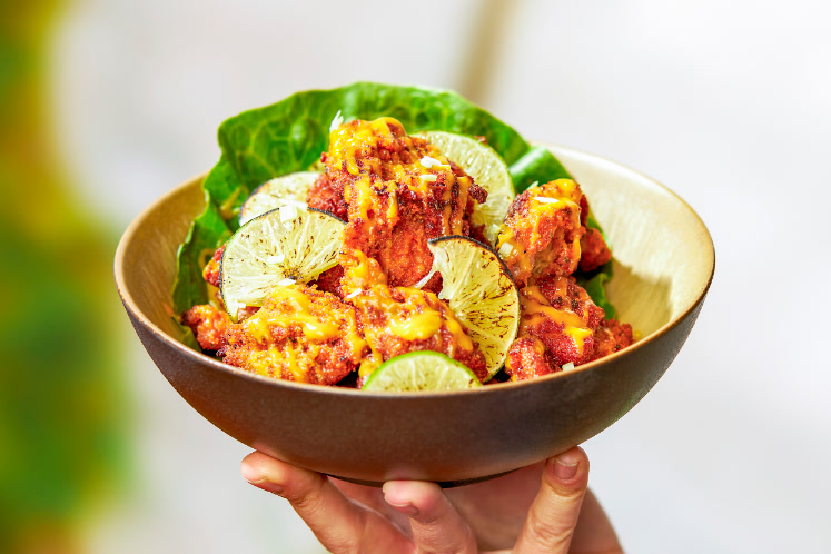 Kippeling met piccalilly en gebrande limoen