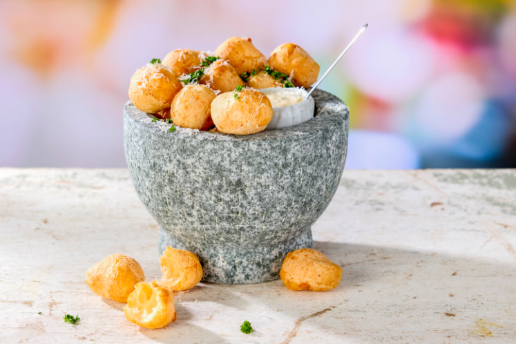 Pão de queijo met een dipsaus in chimichurri style
