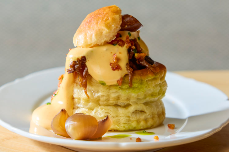 Pasteitjes met pulled pork, cipolline en ’nduja-hollandaise