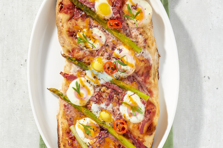 Pinsa met lamsham, groene asperges en zoetzure peper en ui