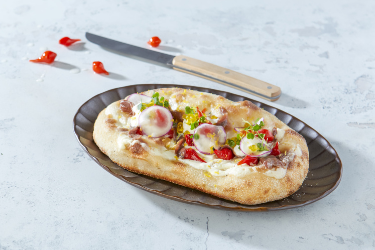 Pinsa Romana met zoete pepers, ansjovis en burrata