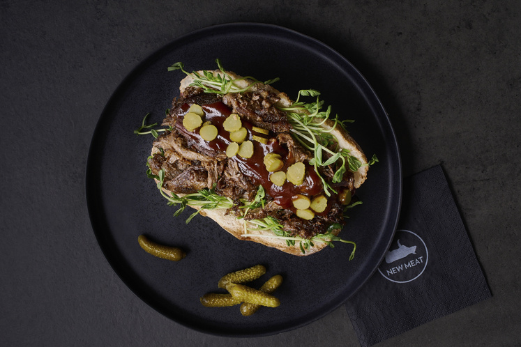 Pistolet met Redefine Meat pulled pork, ‘smoked’ barbecuesaus en augurkjes
