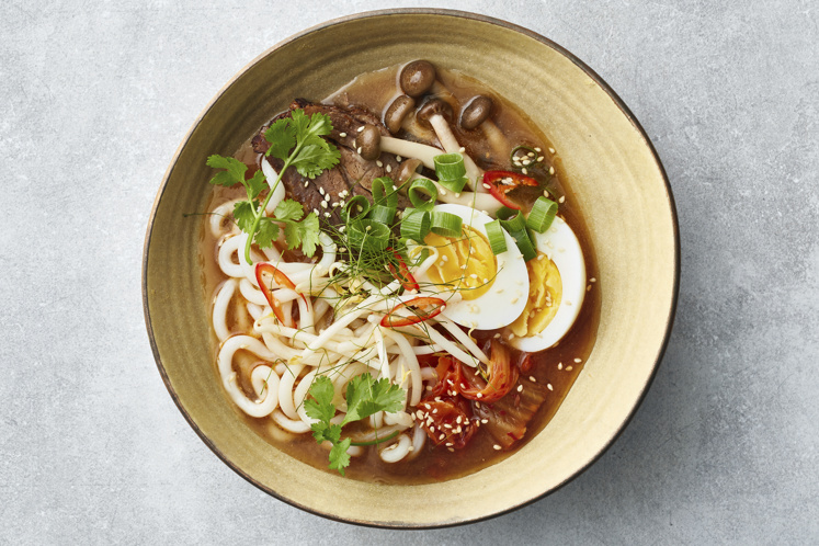 Ramen soep met rundvlees en kimchee