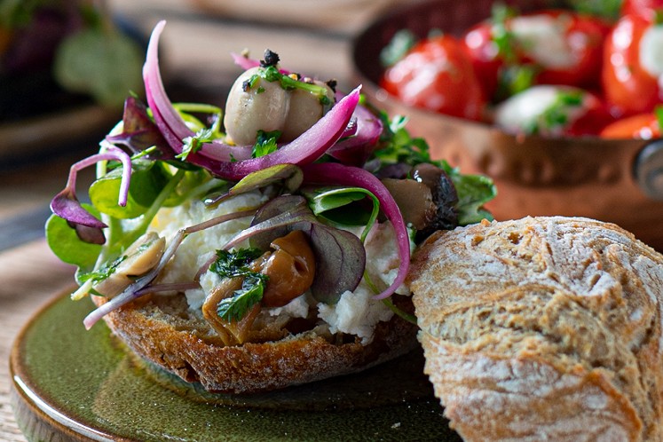 Rozenbroodje wit met mascarpone & gemarineerde paddenstoelen