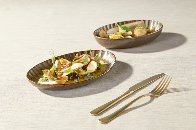 Scheermessen, fregula en kokkels beurre blanc met dashi