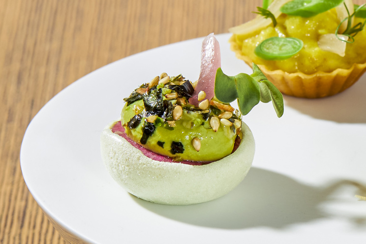 Schuimpje van kropsla met crème van avocado en red meat radijs