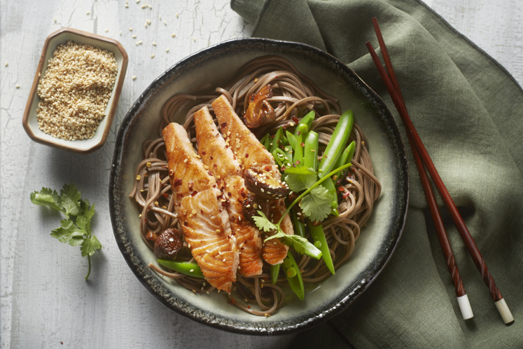 Soba noedels met gebakken zalm en sugarsnaps