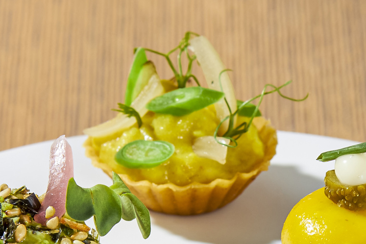 Tartelette met vegetarische roti, kousenband en Madame Jeanette mayonaise