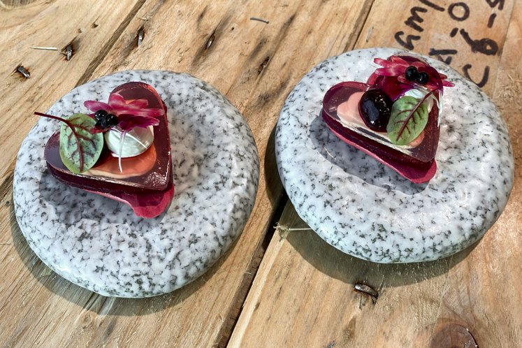 Valentijnsamuse met rode biet en geitenkaas