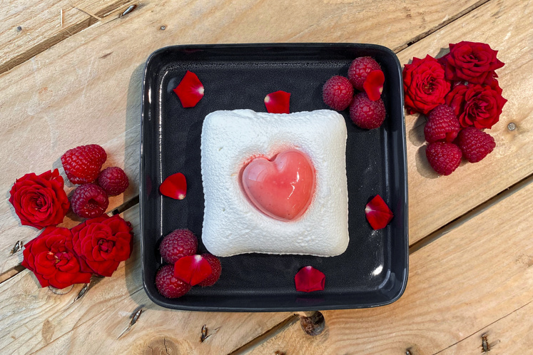 Valentijnsdessert met witte chocolade- en frambozenmousse
