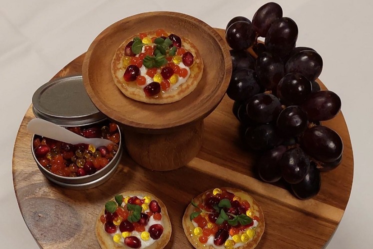 Blini met burrata en verschillende parels