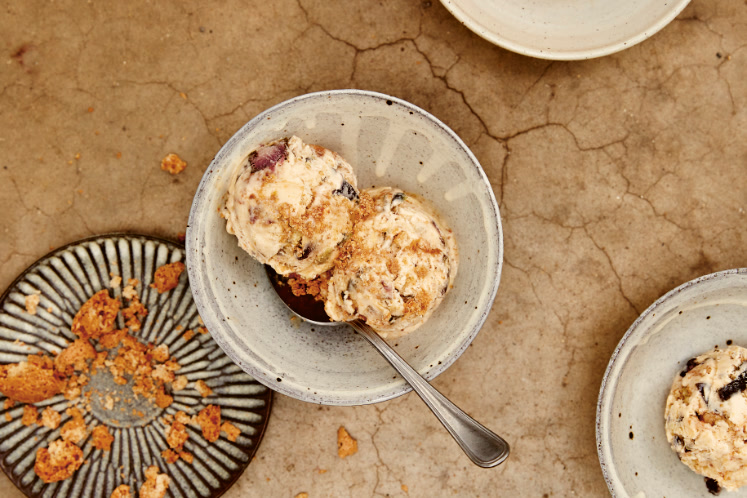 Amaretto-ijs en met honing geroosterde vijgen