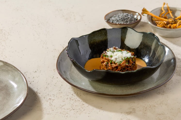 Fregula gegaard in een volle kalfsroom met paddenstoelen
