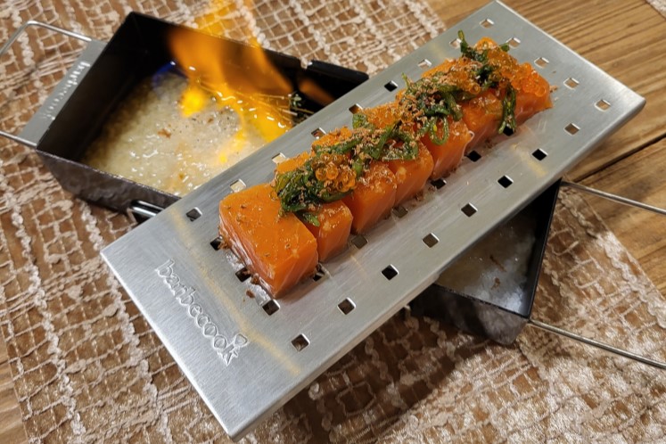 Gerookte zalm aan tafel bereid