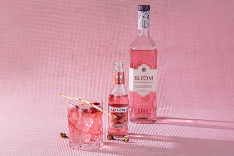 Gin & tonic met jasmijn, roos, rabarber met een rabarberstick