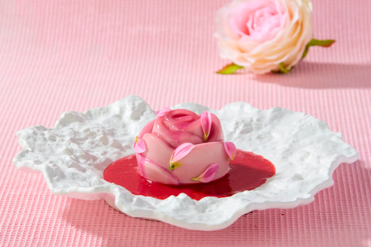 Roos van panna cotta met frambozen en rozen
