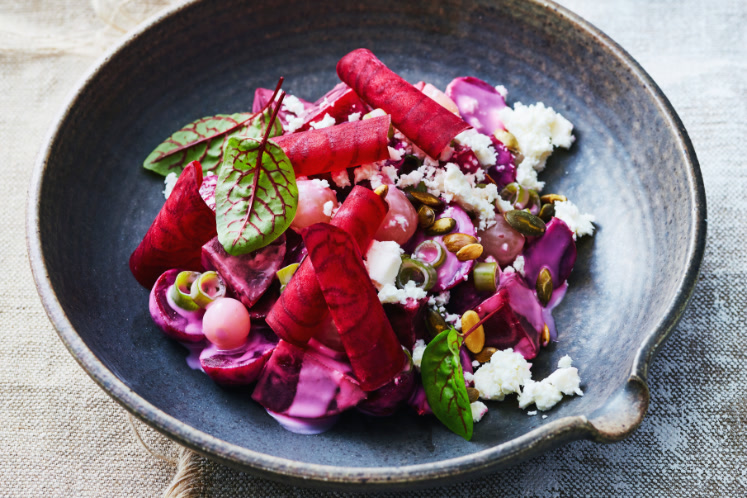 Bietensalade met feta, zuring en yoghurt dressing