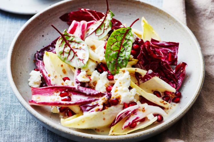 Salade van witlof, roodlof en radicchio met geitenkaas en honing-mosterddressing