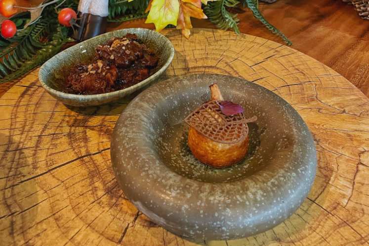 Pommes dauphine met stoofvlees, crème girolles en tuille