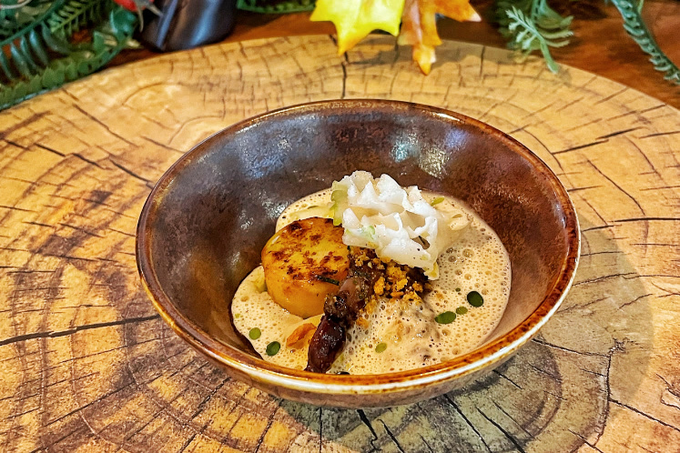 Reehammer met beurre blanc, champignons en knolselderij