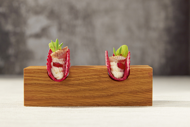 Taco’s van rode biet met geitenkaas & paling