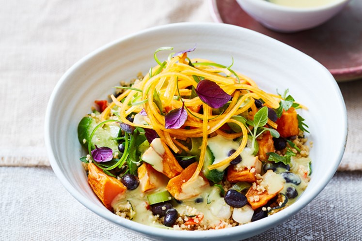 Couscous salade met geroosterde zoete aardappel en zwarte boontjes