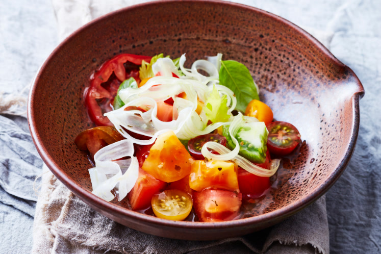Gemengde tomaten salade met venkel, bleekselderij en lavas