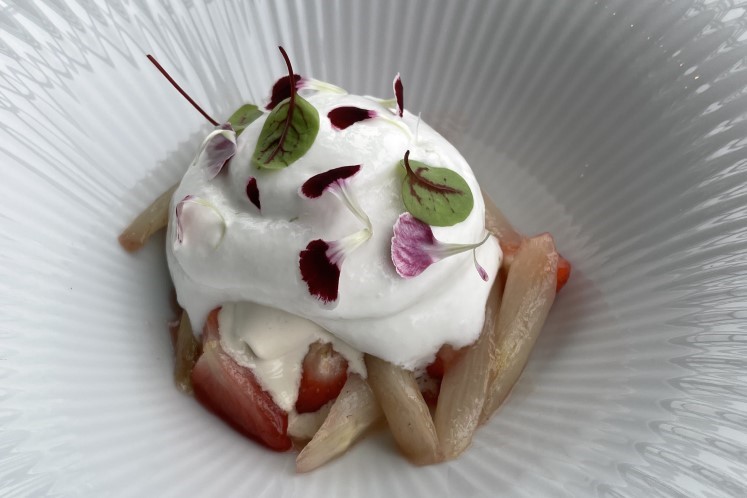 Aardbei en asperge dessert met yoghurt espuma en jasmijn-ijs