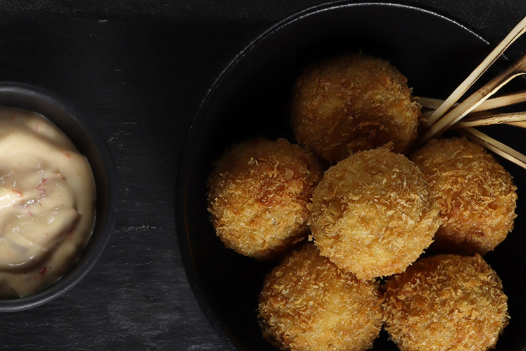 Kruidige risottoballetjes met geroosterde knoflook