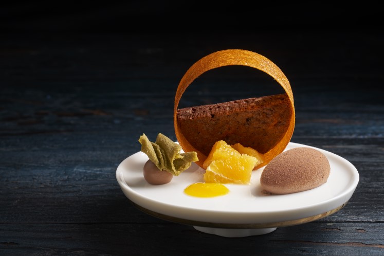 Brownie met chocolade quenelle, sinaasappel en pistache