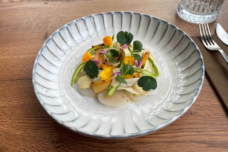 Coquille carpaccio met rauwe asperge en gegrilde nectarine