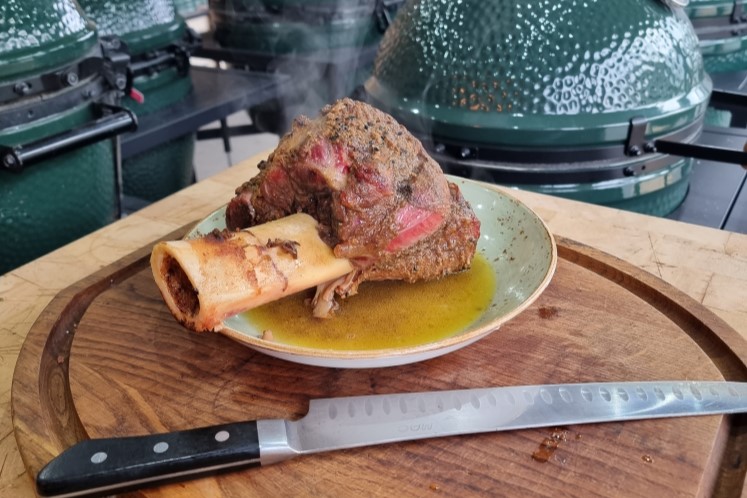 Joviander jarret de veau du Big Green Egg