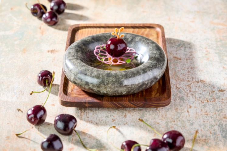 Kers van foie gras in een bouillon van druiven en krokante polenta