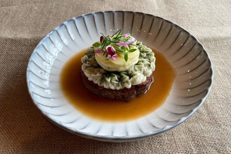 Lamsbout, panna cotta van asperge, knoflookpuree en capucien knol