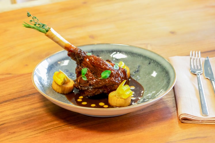 Lamshammer met krokante polenta