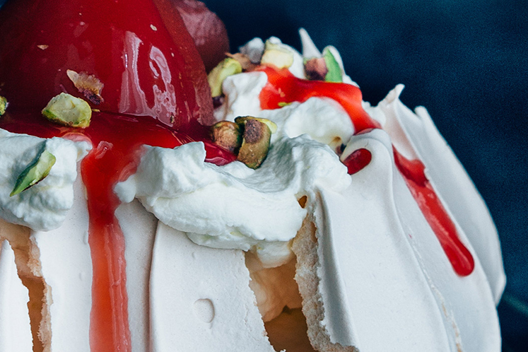 Pavlova met hibiscus peren