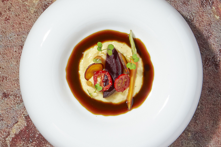 Gepofte biet, knolselderij, miso en sambai