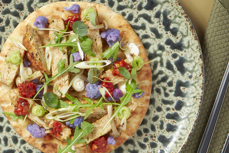 Pita met Fish Free burger, avocado en zongedroogde tomaatjes