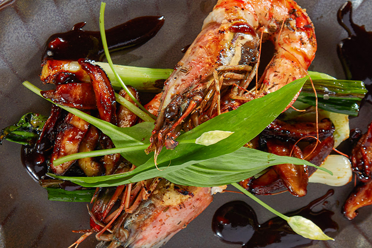 Gamba’s met daslook en Tomasu sweet soy sauce