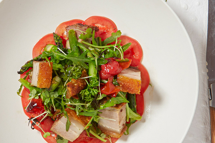 Salade met krokant spek, tomaat en aceto balsamico