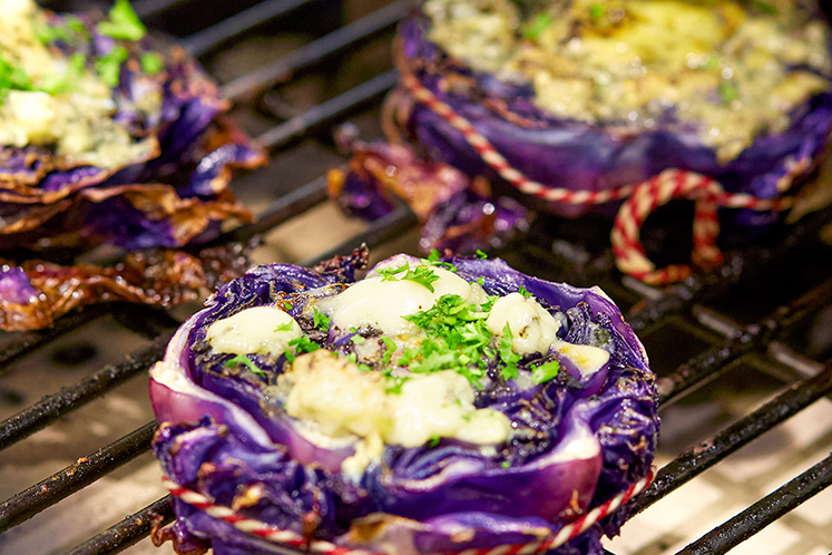 Gegrilde en gegratineerde paarse spitskool