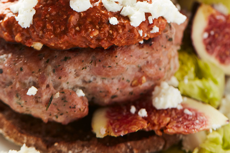 Lamsburger met muhammara