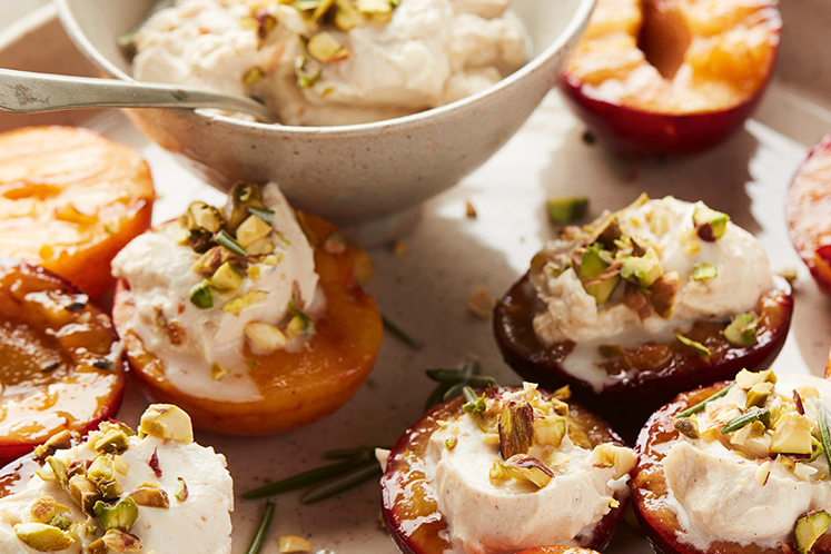 Pruimen met lavendel en mascarponedip