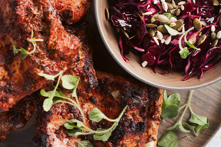 Varkensribben met gemarineerde rodekool
