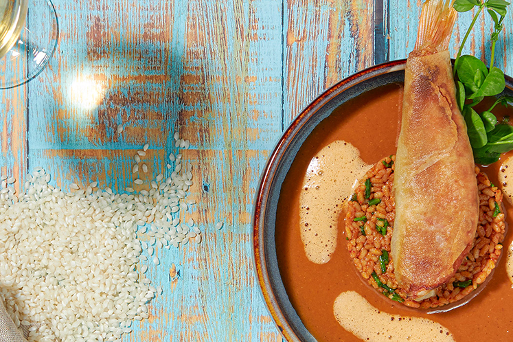 Rode mul met paella rijst, bouillabaisse en een schuim van rouille