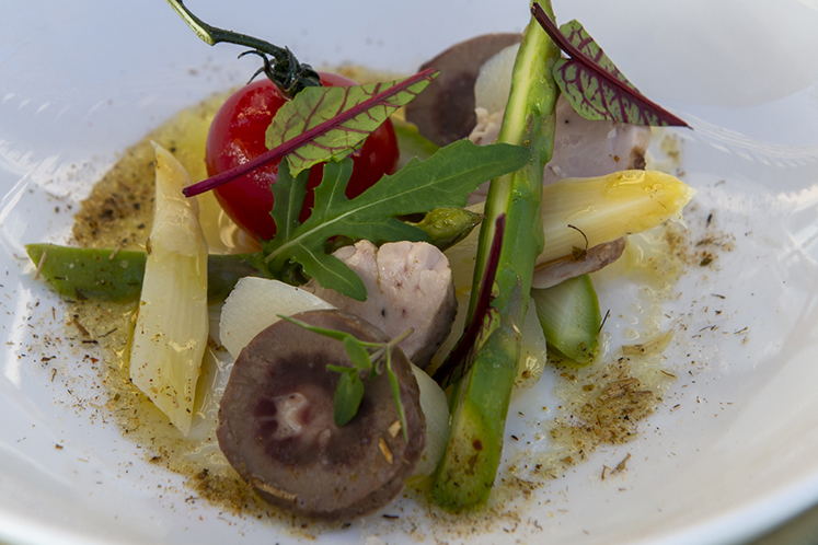 Lamsheerlijkheden van zwezerik, tong en niertjes