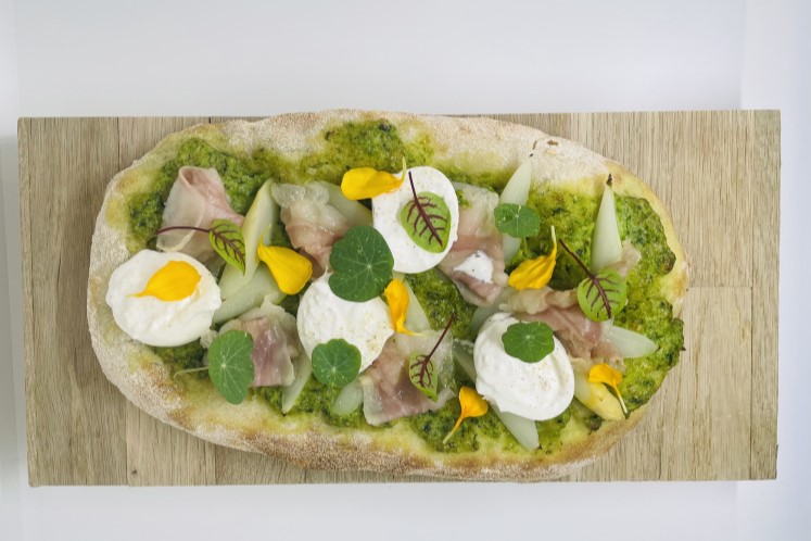Pinsa met lardo, burrata en pesto van groene asperge en daslook