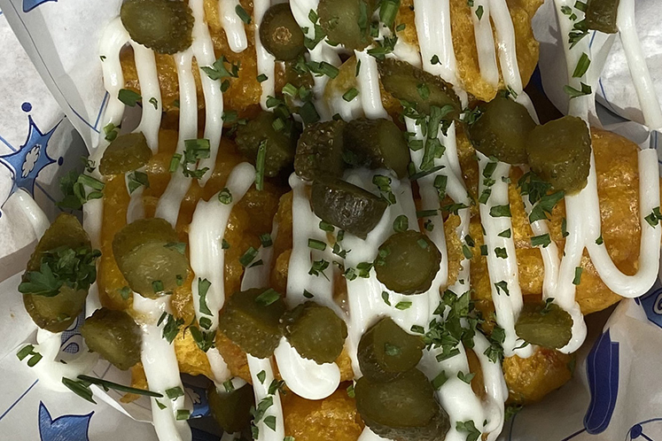 Kibbeling met curry madras, pittige cornichons en jalapeño