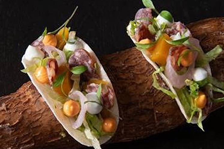 Pannenkoekje met Veluwse worst, avocado, perzik en piment